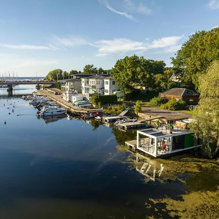 Botel La Mare Boathouse, *