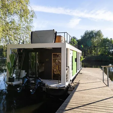 Botel La Mare Boathouse,
