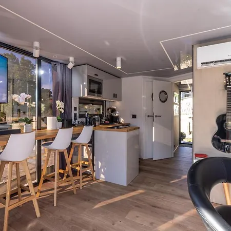 بوتيل La Mare Boathouse,