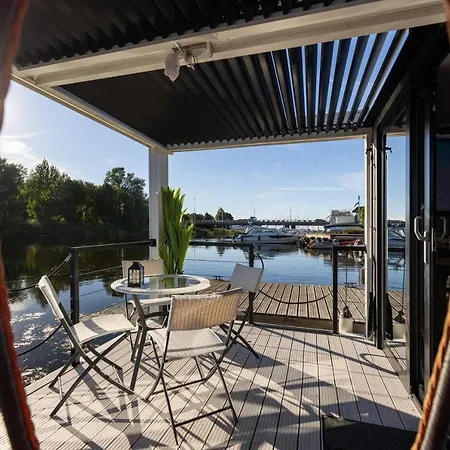 La Mare Boathouse, Bådhotel